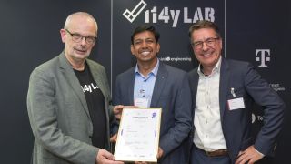 Handover of the O-RAN Certificate at the i14y Lab (f.l.t.r.): Andreas Gladisch (i14y Lab / Deutsche Telekom), Veneeth Sankarakutty (VVDN Technologies), Alexander Pabst (Rohde & Schwarz) (Image: Deutsche Telekom)