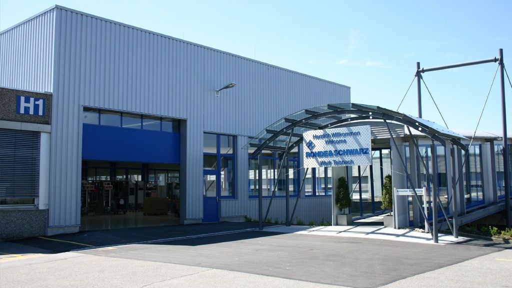 Durch den Lückenschluss zwischen Halle 1 (links) und Halle 2 entstanden weitere 2000 Quadratmeter Fertigungsfläche auf dem Werkgelände.