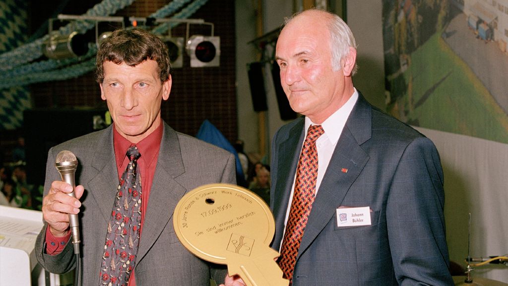 Reinhard Fischl, neuer Leiter des Rohde & Schwarz-Werks, mit Johann Bühler (v.l.) bei der symbolischen Schlüsselübergabe.