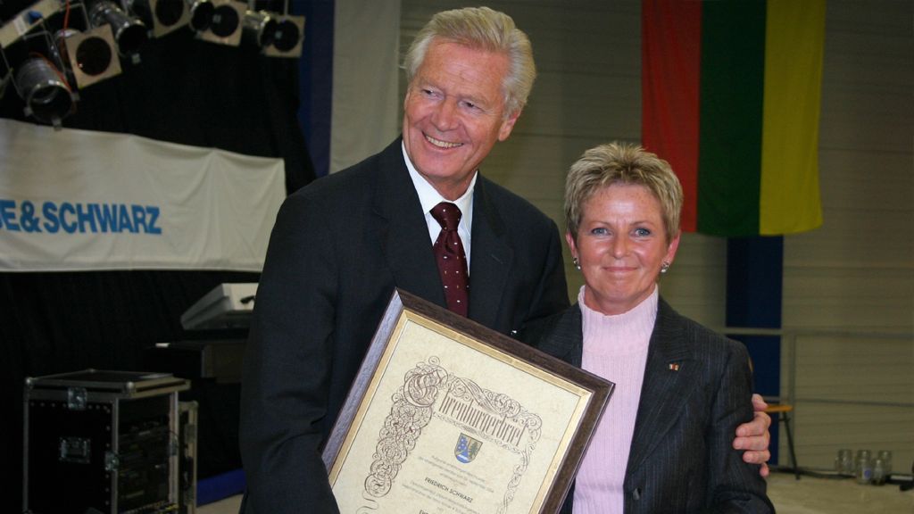 Friedrich Schwarz mit Bürgermeisterin Rita Röhrl (v.l.).