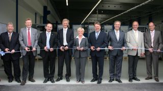 Vor dem Durchschneiden des symbolischen Bandes (v.l.): Bereichsleiter Michael Vondermaßen, Bereichsleiter Jürgen Nies, Werkleiter Johann Kraus, Bereichsleiter Dr. Dirk-Eric Löbermann, Bürgermeisterin Rita Röhrl, MdL Helmut Brunner, Landrat Heinz Wölfl, Ludwig Wurm von der Baufirma Zankl und Fachgebietsleiter Cornelius Heinemann. 
