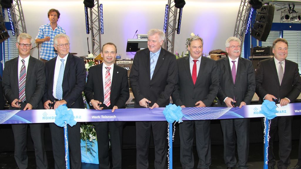 Offizielle Eröffnung: (v.l.) Dr. Dirk-Eric Loebermann (Rohde & Schwarz-Bereichsleiter), Gesellschafter Friedrich Schwarz, Werkleiter Johann Kraus, Ministerpräsident Hort Seehofer, Manfred Fleischmann (Rohde & Schwarz-Geschäftsführer), Wirtschaftsminister Martin Zeil, Landwirtschaftsminister Helmut Brunner.