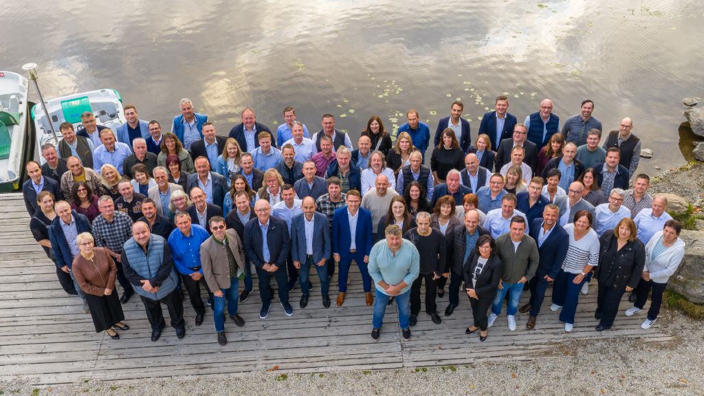 Erinnerungsfoto vor malerischer Kulisse am Arbersee.