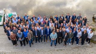 Erinnerungsfoto vor malerischer Kulisse am Arbersee.