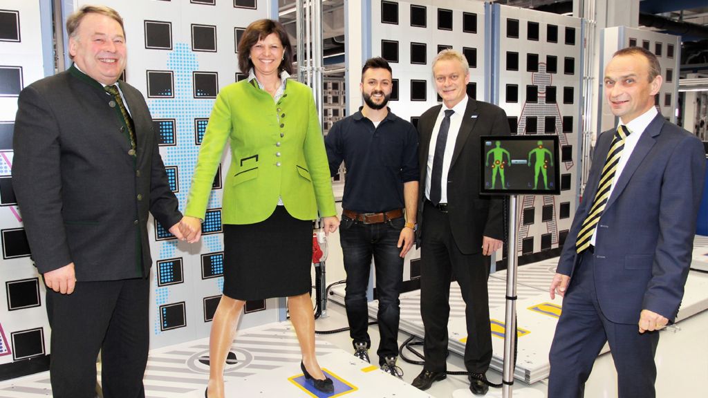 Staatsminister Helmut Brunner (v.l.), Wirtschaftsministerin Ilse Aigner, Mitarbeiter Benedikt Schlecht, MdB Alois Rainer und Werkleiter Johann Kraus an einem Ganzkörperscanner.