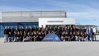 Gruppenfoto zum Ausbildungsstart mit Werk-, Personal- und Ausbildungsleitung, dem Ausbilderteam und Betriebsrat.