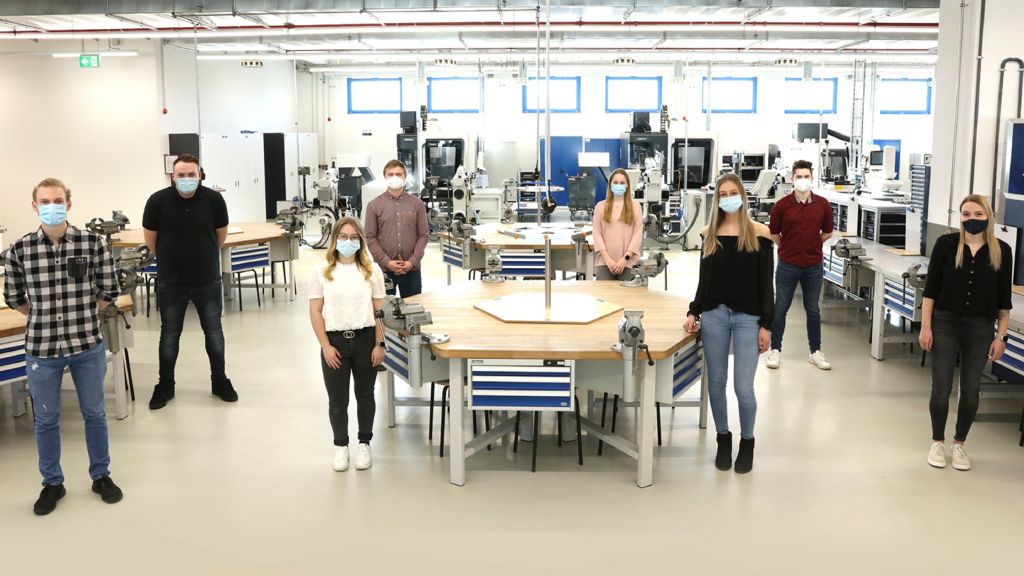 Die Jungfacharbeiter beim gemeinsamen Erinnerungsfoto im Ausbildungszentrum.