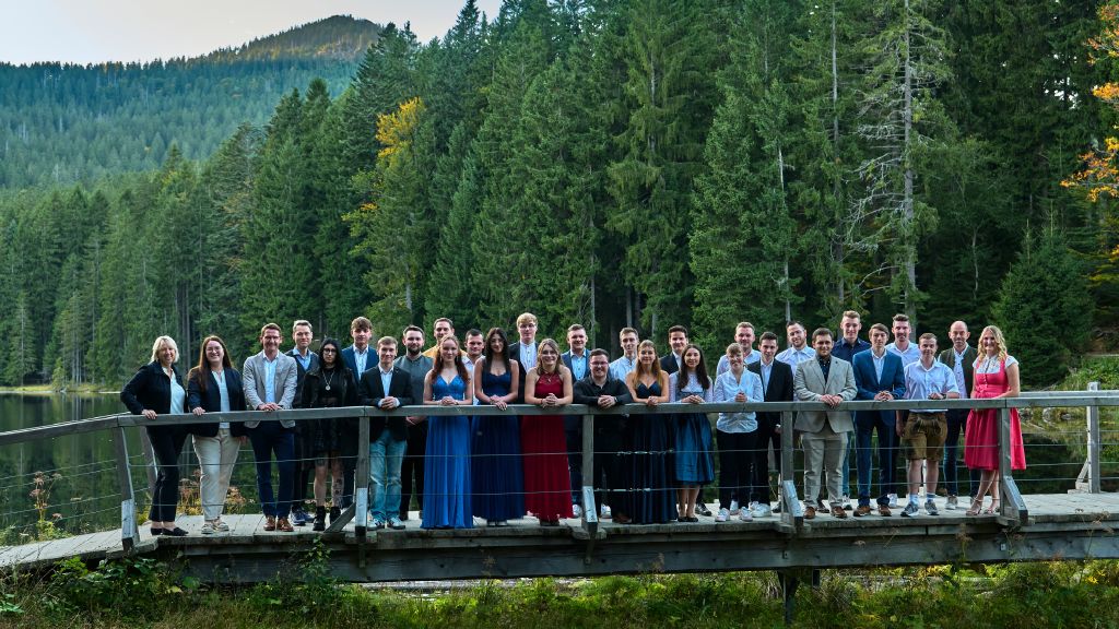 Erinnerungsfoto vor malerischer Kulisse am Arbersee.