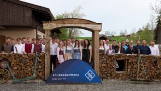 Gruppenfoto der Absolventinnen und Absolventen mit Firmenvertretern.