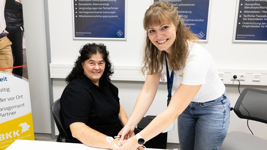 Gabriela Garhammer beim Bodyscan durch Verena Mandlmeier von der BKK Faber Castell & Partner.