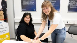 Gabriela Garhammer beim Bodyscan durch Verena Mandlmeier von der BKK Faber Castell & Partner.