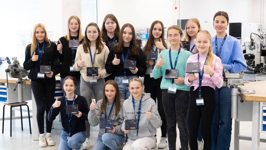 Die Schülerinnen im Ausbildungszentrum von Rohde & Schwarz.