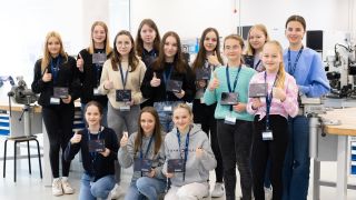 Schülerinnen im Ausbildungszentrum von Rohde & Schwarz