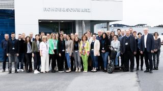 Gruppenbild der Teilnehmenden vor dem Werk Teisnach