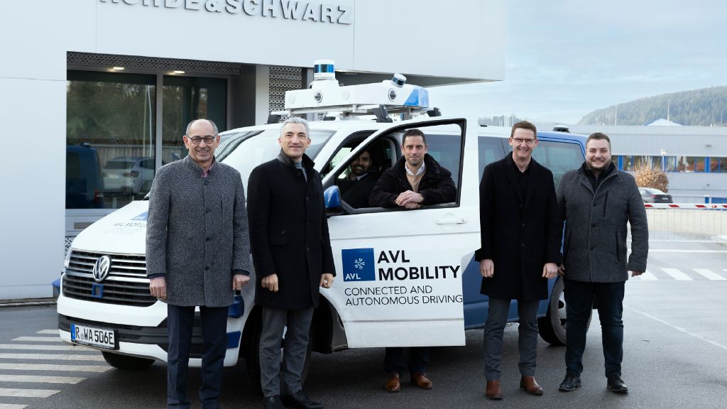 Freuen sich über ein gelungenes Pilotprojekt: (v.l.) Dr. Georg Schwab (Geschäftsführer AVL), Landrat Dr. Ronny Raith, Armin Engstle (AVL-Standortleiter Roding), R&S-Werkleiter Florian Bielmeier und Bürgermeister Daniel Graßl. 