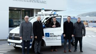 Freuen sich über ein gelungenes Pilotprojekt: (v.l.) Dr. Georg Schwab (Geschäftsführer AVL), Landrat Dr. Ronny Raith, Armin Engstle (AVL-Standortleiter Roding), R&S-Werkleiter Florian Bielmeier und Bürgermeister Daniel Graßl. 