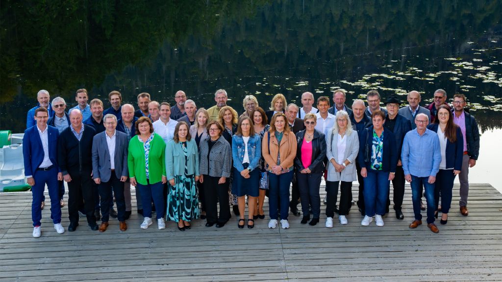 Erinnerungsfoto vor malerischer Kulisse am Arbersee mit Werkleiter Florian Bielmeier (l.) und Personalleiterin Christina Hastreiter (2.v.r.)