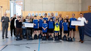 Erinnerungsfoto mit Verantwortlichen der Lebenshilfe, des Christophorus-Hauses, des TSV Metten und R&S-Werkleiter in Teisnach, Florian Bielmeier.