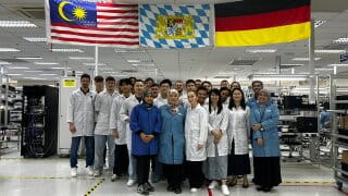 Die Reisegruppe im R&S-Werk in Malaysia .