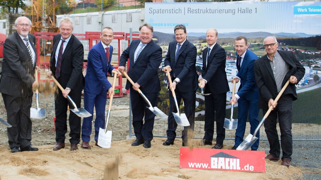 Beim Spatenstich der stellvertretender Landrat Erich Muhr (v.l.), MdB Alois Rainer, Werkleiter Johann Kraus, Staatsminister Helmut Brunner, Geschäftsführer Christian Leicher, Bereichsleiter Dr. Marc Sesterhenn, stellvertretender Werkleiter Holger Schötz und 2. Bürgermeister Gerhard Ebner.