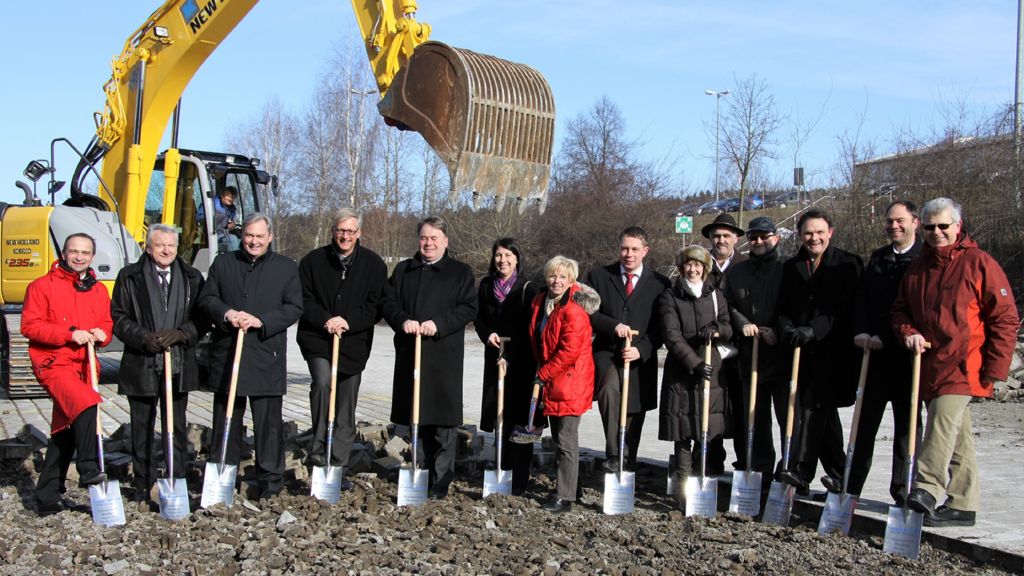 Strahlende Gesichter beim Spatenstich: (v.l.) Werkleiter Johann Kraus, Günther Karl (Geschäftsführer Baufirma Karl-Gruppe), Manfred Fleischmann und Dr. Dirk-Eric Loebermann von R&S, Staatsminister Helmut Brunner, Wirtschaftsstaatssekretärin Katja Hessel, Bürgermeisterin Rita Röhrl, Landrat Michael Adam, Josef Loibl, Evi Schanderl und Siebert Schanderl (Planungsbüro), Rohde & Schwarz-Projektleiter Kurt Heller, Günter Amberger (Ingenieurbüro Amberger + Meindl) und stellvertretender R&S-Werkleiter Raul Rauch.