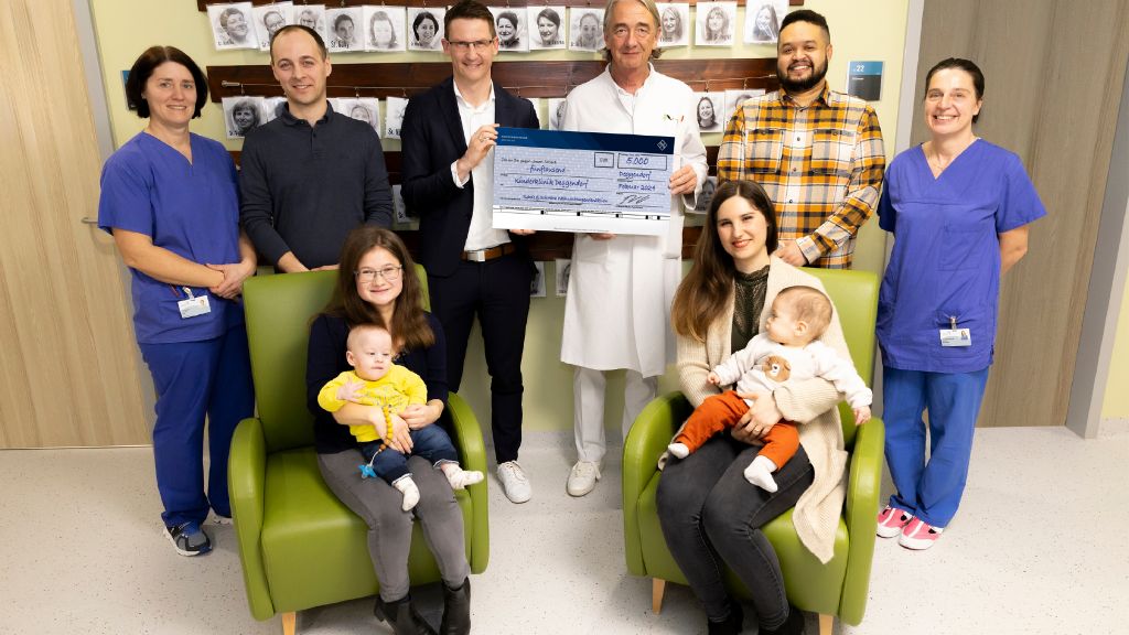 Werkleiter Florian Bielmeier übergibt den Spendenscheck an Chefarzt Dr. Michael Mandl. Werkleiter Florian Bielmeier übergibt den Spendenscheck an Chefarzt Dr. Michael Mandl.