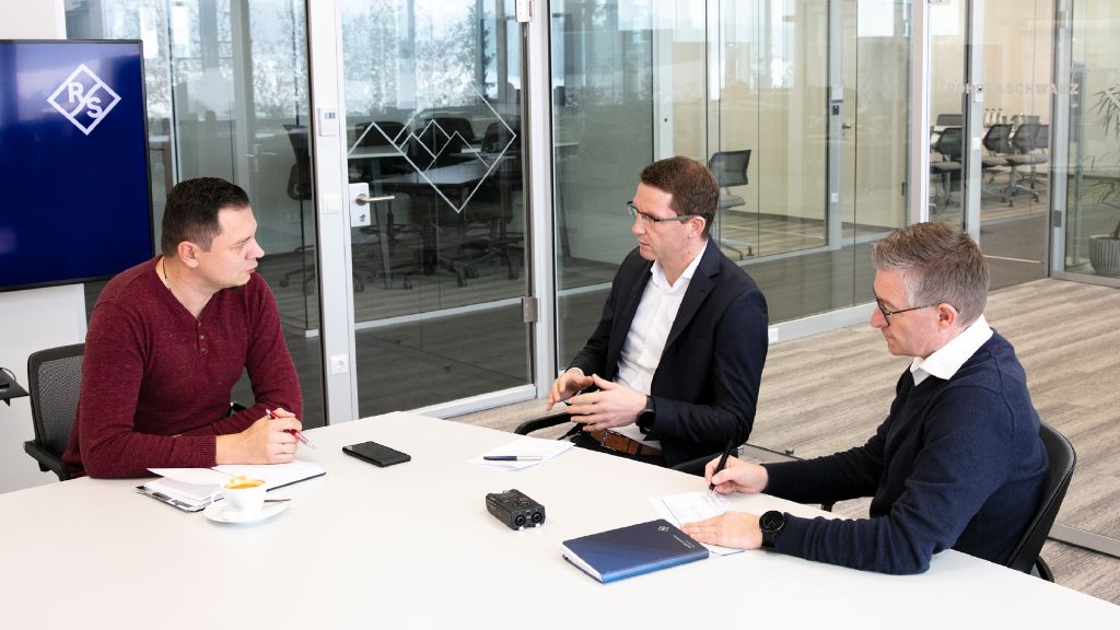 Trafen sich zum Interview in Teisnach: Redaktionsleiter Johannes Bäumel (v.l.), Werkleiter Florian Bielmeier und Thomas Gierl, Leiter Kommunikation und PR bei Rohde & Schwarz Teisnach. 