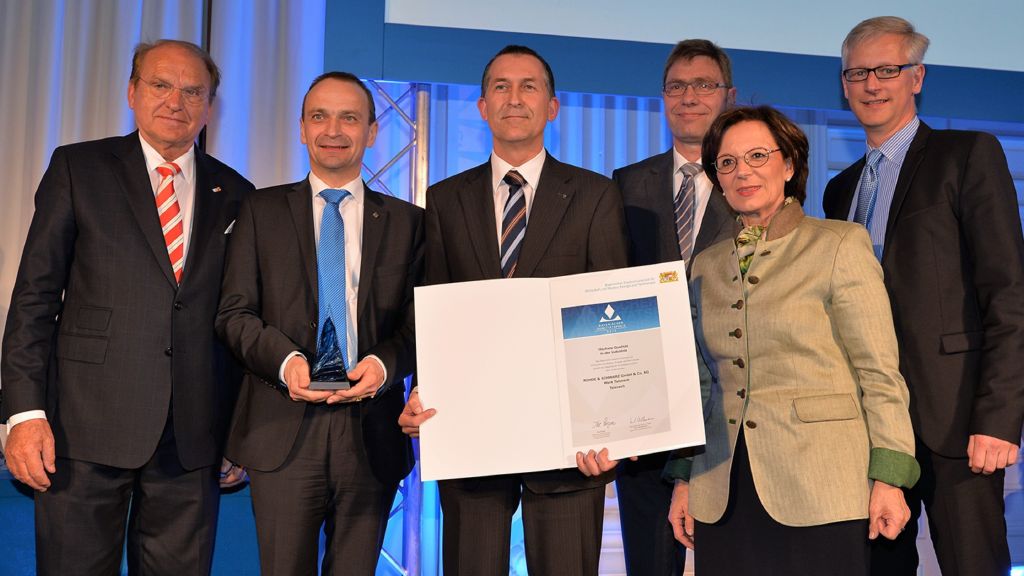 Preisverleihung: Juryvorsitzender Prof. Dr. Horst Wildemann, Werkleiter Johann Kraus, Teisnacher Leiter des dezentralen Qualitätsmanagements Gerhard Kokott, der Leiter Qualität- und Umweltmanagement Hartmut Penning (München), Staatsministerin Emilia Müller und R&amp;S-Bereichsleiter Dr. Dirk-Eric Loebermann.
