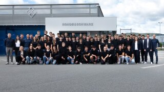 Gruppenfoto zum Ausbildungsstart mit Werk-, Personal- und Ausbildungsleitung, dem Ausbilderteam und Betriebsrat.