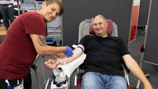 R&S-Mitarbeiter Markus Hartberger bei seiner Blutspende durch Astrid Geismann vom BRK.