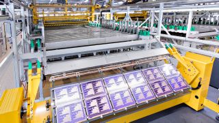 Ein Galvanikautomat im Werk Teisnach.