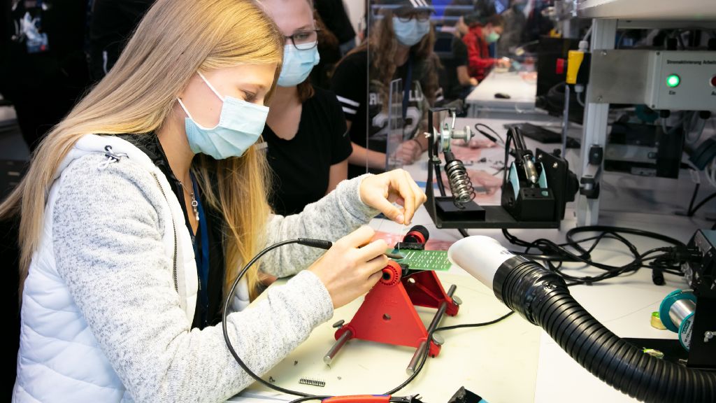 Die 14-Jährige Julia probierte im Elektronikraum das Löten aus.