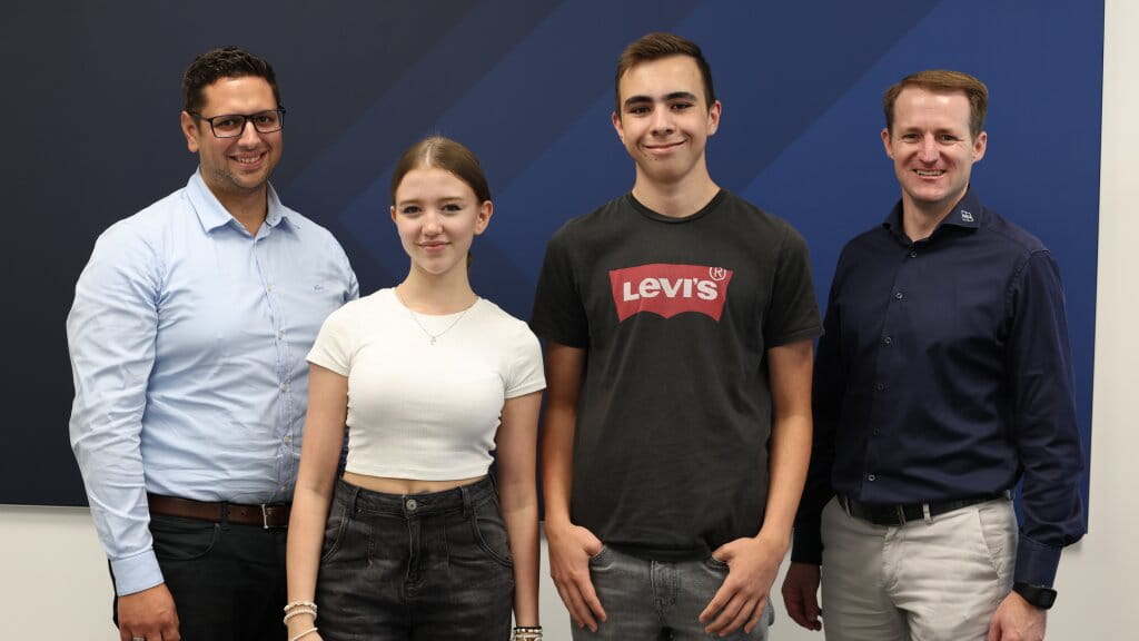 v.l.: Benedikt Bartl, stellvertretender Abteilungsleiter Leiterplattenfertigung, Schülerin Stefanie Engl und Schüler Tobias Schötz, Roman Kerschl, Abteilungsleiter Systemrealisierung