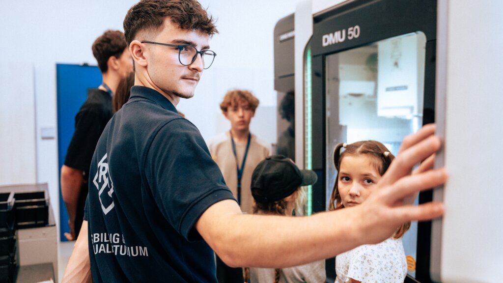 Technik pur erlebten die Schülerinnen und Schüler in Teisnach. Technik pur erlebten die Schülerinnen und Schüler in Teisnach.