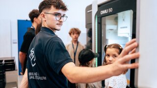 Technik pur erlebten die Schülerinnen und Schüler in Teisnach.