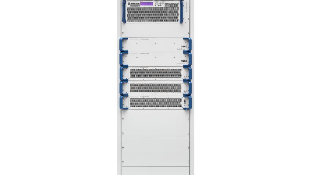 The R&S®SK4105 HF high-power transmitter can be configured in variants with transmission power from 150 W to 5 kW. The R&S®SK4105 HF high-power transmitter can be configured in variants with transmission power from 150 W to 5 kW.
