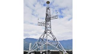 Direction finding antenna on top of the mast and monitoring antennas on side arms