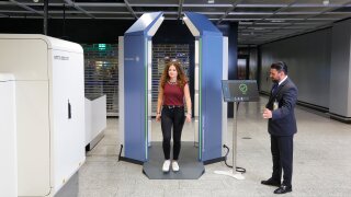 Now in regular operation at Frankfurt Airport: The R&S QPS Walk2000. (Image: Rohde & Schwarz)