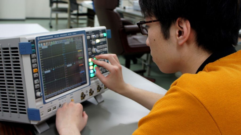 研究室に所属するすべての学生がオシロスコープを使用している。