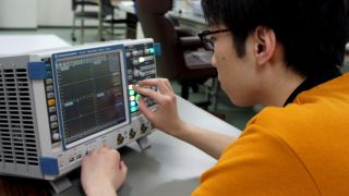 研究室に所属するすべての学生がオシロスコープを使用している。