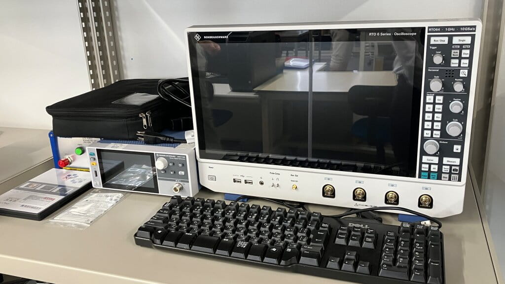 実際に利用されているR&S®RTO6オシロスコープと R&S SMCV100Bベクトル信号発生器
