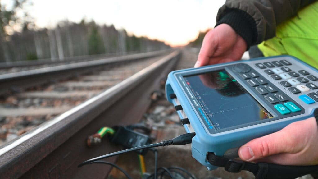Measure railway track isolation at different frequencies (© Øystein Grue)