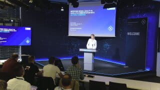 「アンテナ結合による衛星通信の信号品質の向上」のビデオのタイトルグラフィック